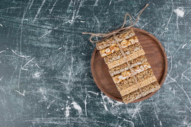 坚果脆糖用绳子绑在木板上花生棒食品