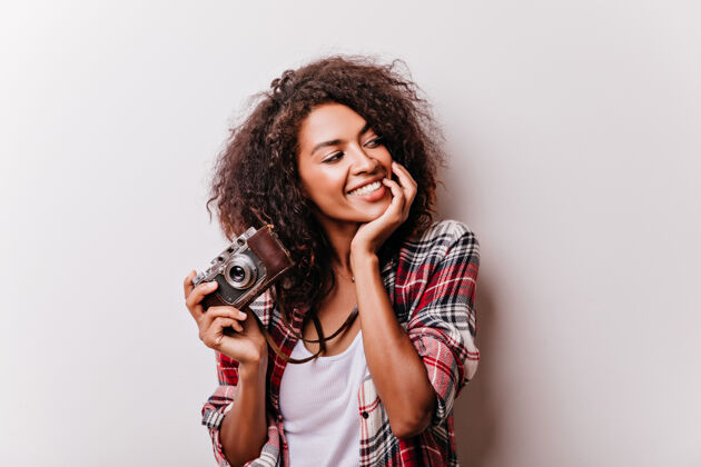 寒冷轻松的女模特 带着相机 享受着自己的业余爱好乐趣游戏相机