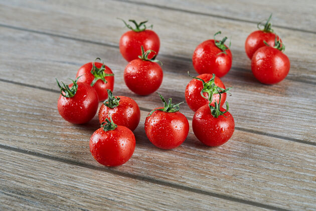 吃一堆新鲜多汁的西红柿放在木桌上新鲜营养食物