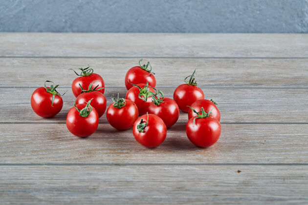 番茄一堆新鲜多汁的西红柿放在木桌上美味木材营养