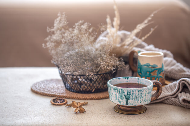 茶舒适的家庭构成与一个美丽的陶瓷茶杯在桌上装饰物品在室内饮料装饰合成