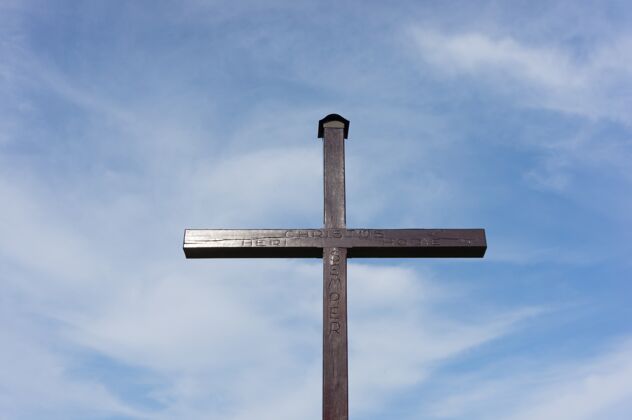 宗教在乌云密布的天空下用木头做的十字架建筑历史东正教