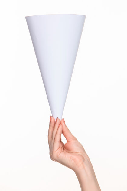 聚苯乙烯泡沫塑料白色圆锥体的道具在女性手上白色带右阴影圆锥体活动单