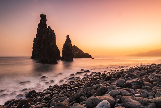 岛屿海栈在日落时在里贝拉达珍妮拉海滩 马德拉岛 葡萄牙日落景观岩石