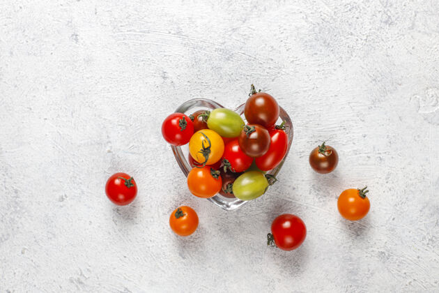 新鲜五颜六色的樱桃番茄成熟有机小吃
