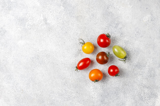 新鲜五颜六色的樱桃番茄复制空间多汁美味