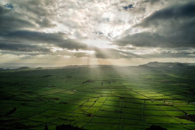 农场一片农田的全景照片 阳光穿过云层自然景观绿色