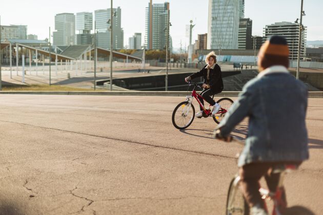 复制空间男孩们在城市户外骑自行车娱乐青年自行车