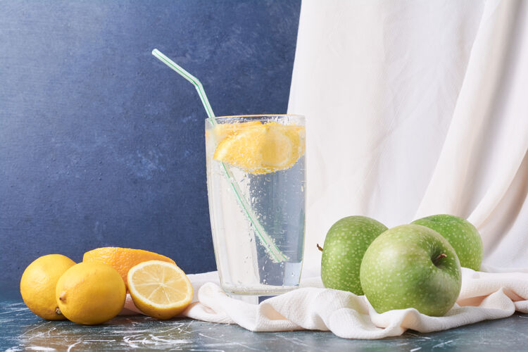 水果柠檬苹果配一杯蓝色饮料黄色甜味冰沙
