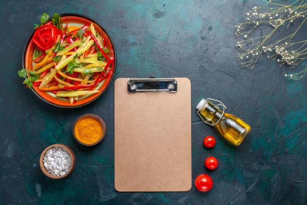 胡椒顶视图切片甜椒健康沙拉与调味品和橄榄油蓝色背景橡皮筋健康油