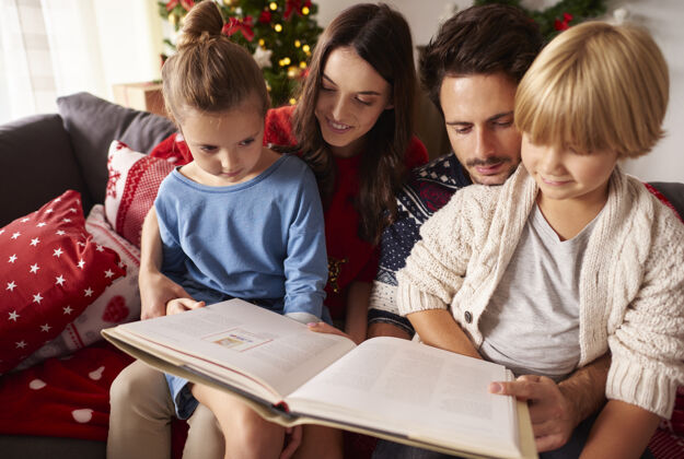 结合圣诞节全家读书孩子阅读家庭