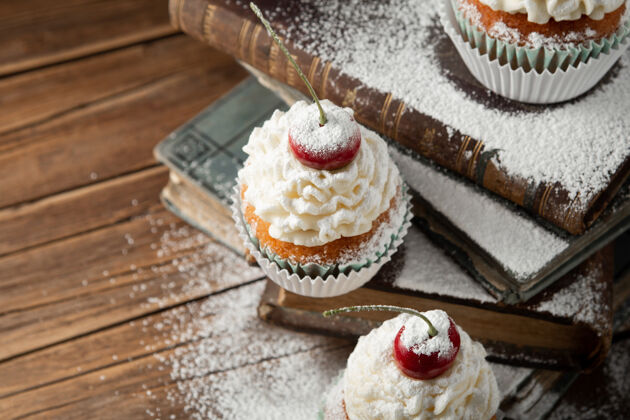 纸杯蛋糕特写镜头美味的纸杯蛋糕与奶油 糖粉 樱桃上的书蛋糕甜点食物