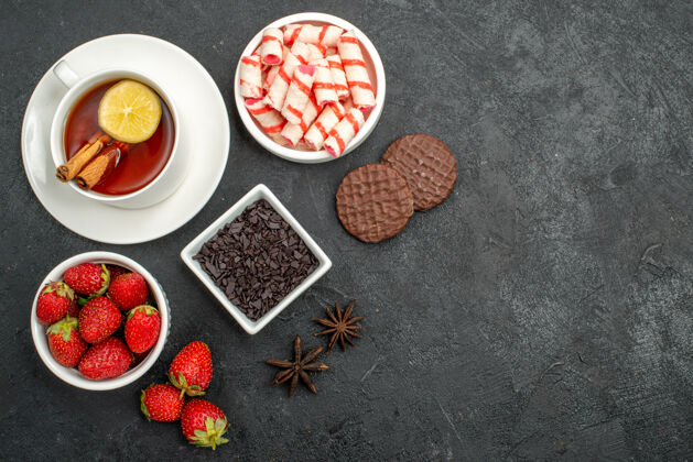 新鲜草莓顶视图新鲜草莓配糖果和茶膳食早餐碗