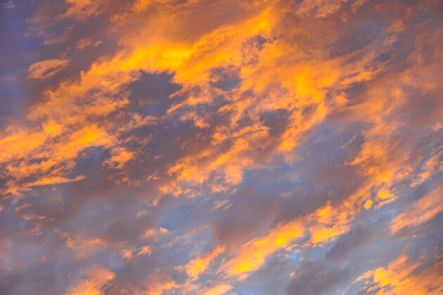 风景日出天空上美丽的橙色蓬松的云-彩色的自然天空纹理背景天堂早晨傍晚