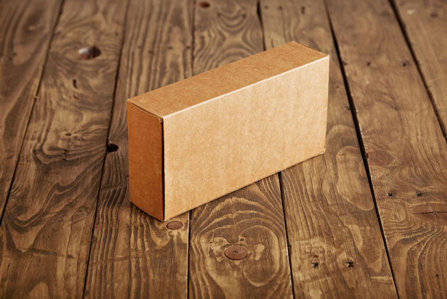 送货工艺纸板包装盒呈现在强调拉丝木桌上纸板把手纸箱