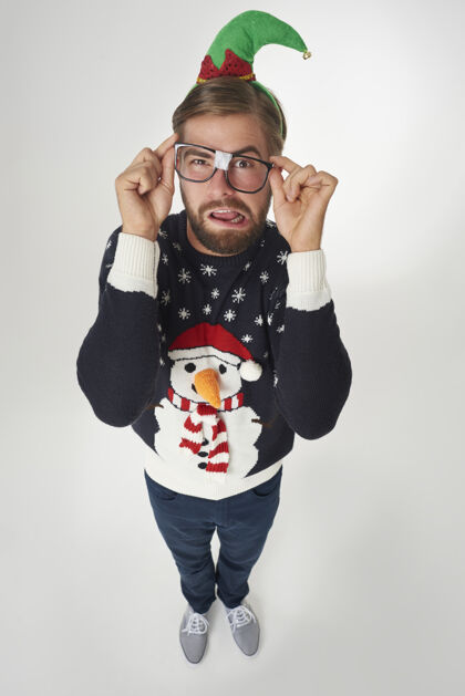 制造一张脸穿圣诞服装戴着破眼镜的男人眼镜老式套头衫