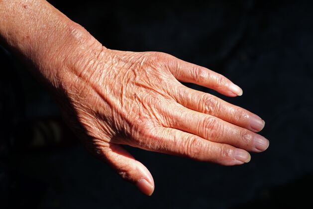 祖母一个老中国女人的一双布满皱纹的手健康男人人