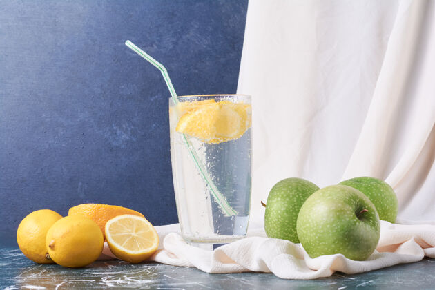 水果柠檬苹果配一杯蓝色饮料黄色甜味冰沙