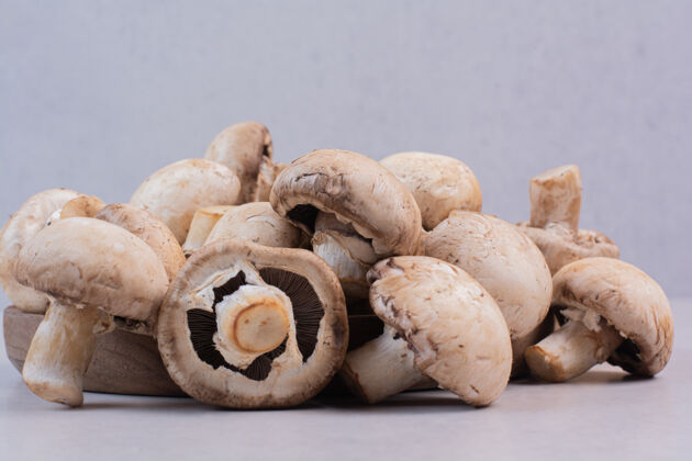 蔬菜白桌子上有一堆生蘑菇生食用成熟