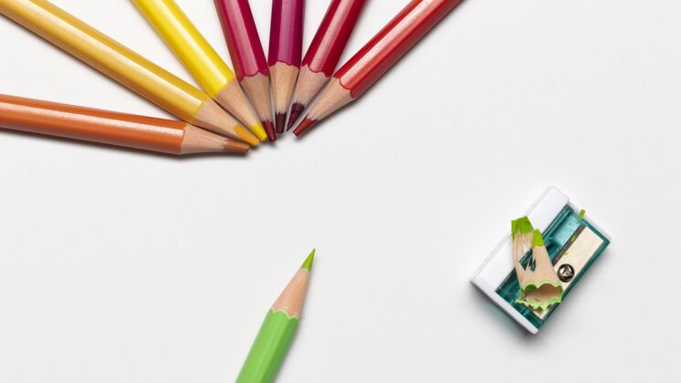 空间彩色铅笔概念与复印空间铅笔五颜六色书桌