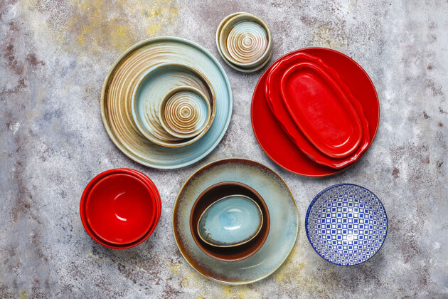 平面不同的陶瓷空盘子和碗餐具装饰俯视图