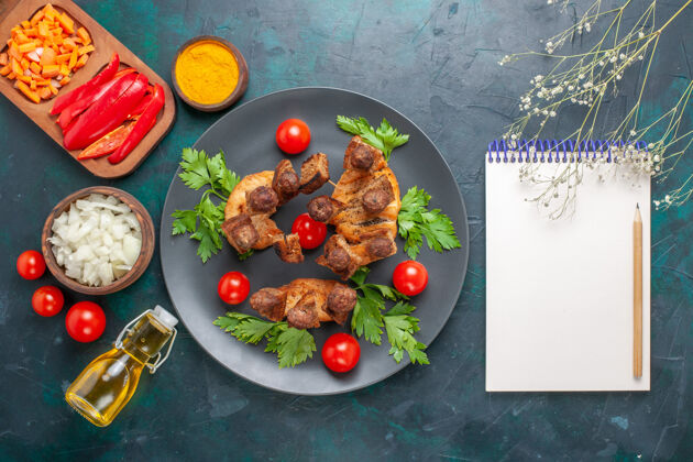 蔬菜俯视图蓝色桌子上的切片熟肉 配上绿色樱桃番茄和橄榄油胡椒西红柿肉