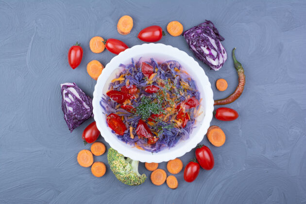 紫色蔬菜沙拉和沙司 周围有配料胡椒切碎膳食