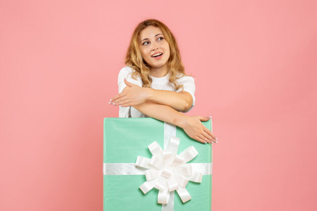 盒子蓝色礼品盒内的年轻女性正面图微笑节日颜色
