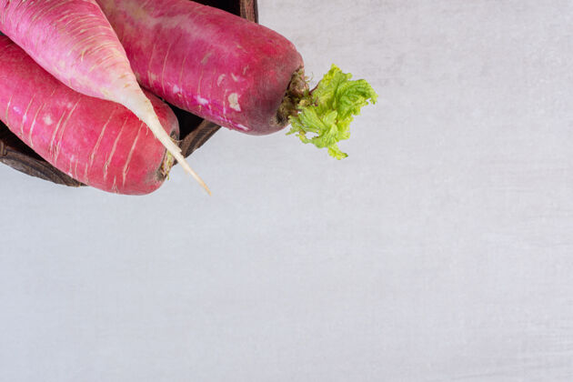 有机新鲜的红萝卜在木桶里高品质的照片食用蔬菜桶装