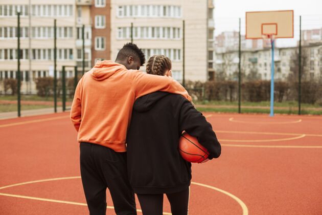健康青少年们一起在篮球场上运动生活方式城市