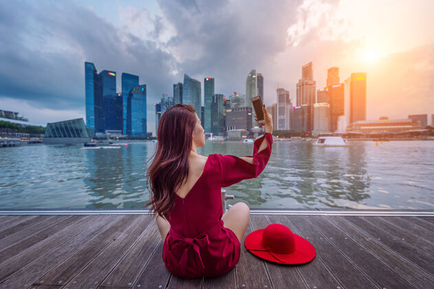 礼服年轻女子在新加坡拍照城市浪漫市中心