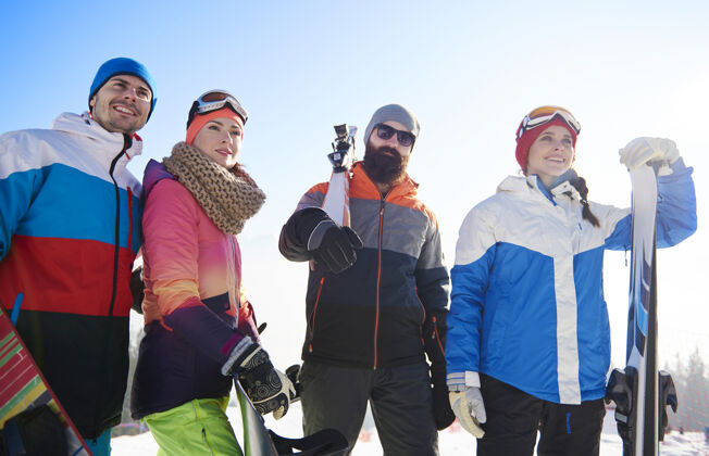 阳光与滑雪板和滑雪板快乐的伙伴亮度极限爱好