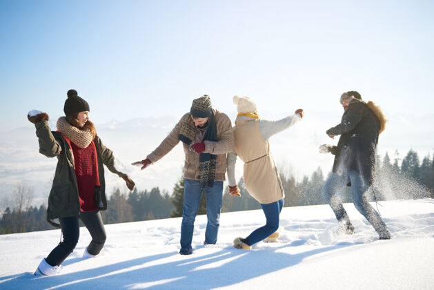朋友朋友们打雪仗真有趣欢笑面部阳光
