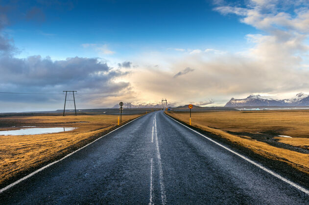 道路长长的直道和蓝天 冰岛孤独街道方向