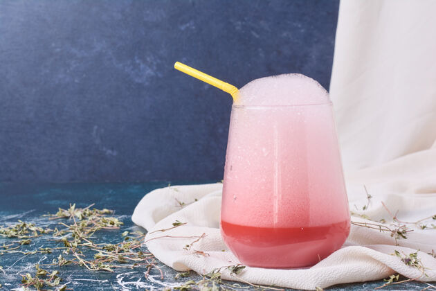 艺术品粉红色的糖浆配一杯蓝色的饮料香料冷的点心