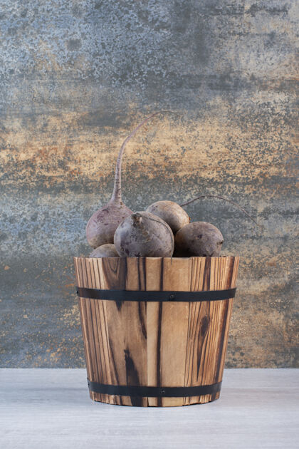 生的生的新鲜甜菜根在木桶里高质量的照片天然新鲜甜菜