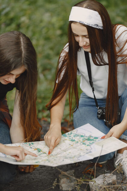 活跃冒险 旅游 远足和人的概念三个女孩在森林里自然徒步旅行远足