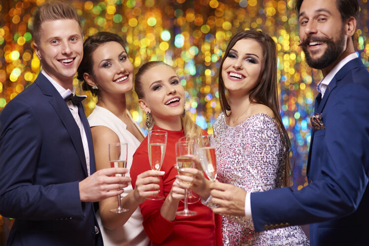 人群举杯喝香槟新年牙齿女人