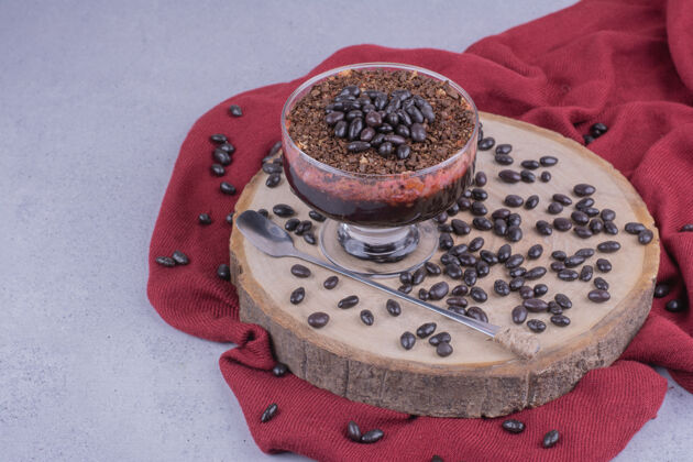极简一杯咖啡加巧克力豆放在木板上Frappe饮料素食