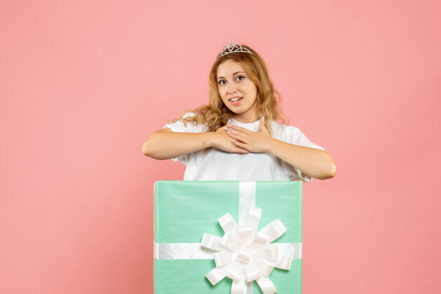 女孩蓝色礼品盒内的年轻女性正面图女性颜色圣诞节