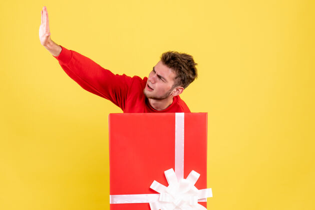 礼物正面图年轻男性站在礼品盒内雪情感电脑