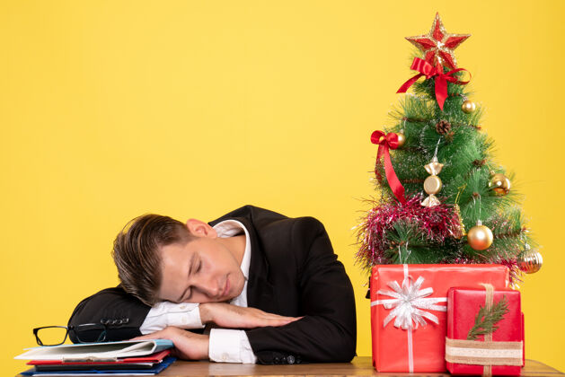 年正面图穿着西装的男工人坐在工作台后面睡觉桌子颜色圣诞节