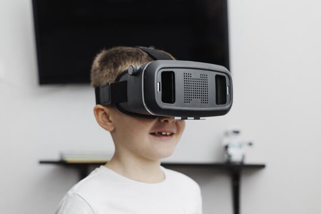 人男孩在家使用虚拟现实耳机虚拟现实室内现实