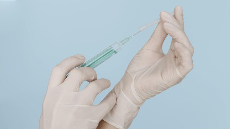接种手戴手套拿着注射器健康注射器疫苗