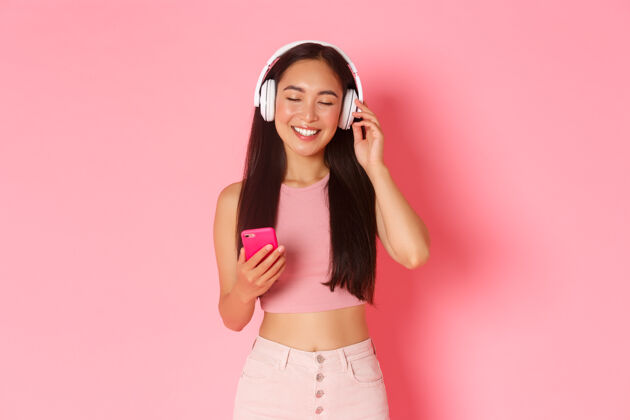 应用一个戴着耳机听音乐的富有表情的年轻女子日语女人游戏