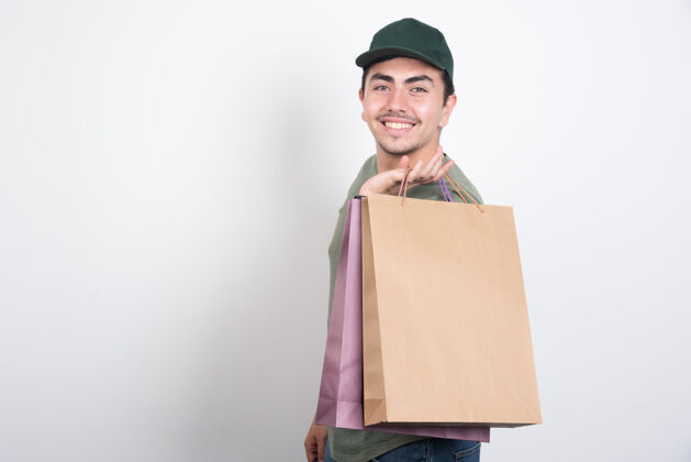 人带着购物袋 在白色背景下微笑的年轻人男性买礼物