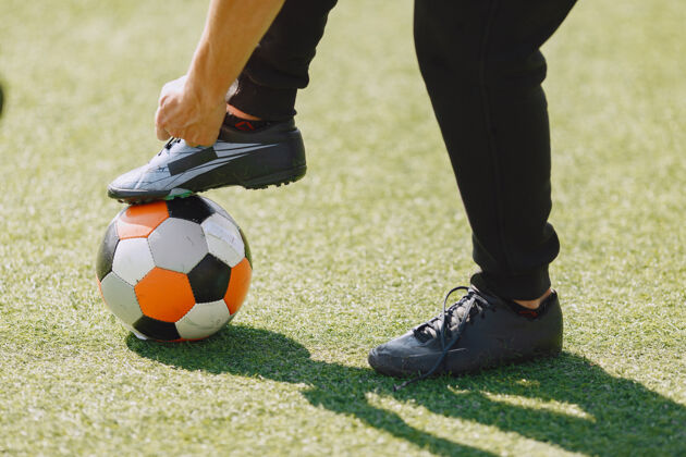 场地在公园玩足球的人迷你足球锦标赛穿黑色运动套装的人活动青少年玩耍