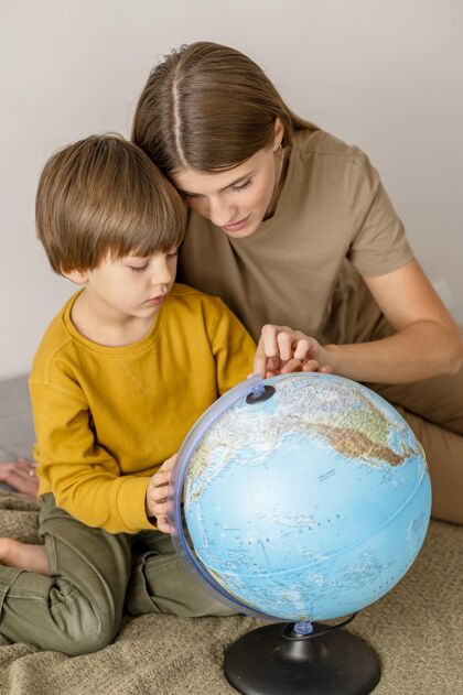 旅行儿子和妈妈一起看地球垂直旅行远足