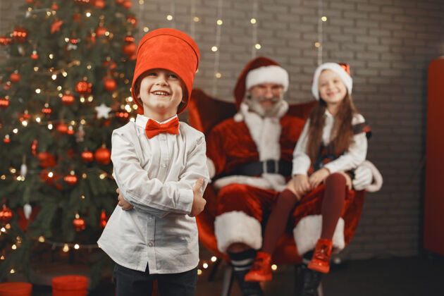 成人圣诞节 孩子们和礼物圣诞老人给孩子们带来礼物快乐的孩子们带着礼物拥抱圣诞老人传统装饰童年