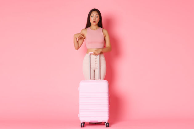 女人带着手提箱的年轻女子旅游旅游机场